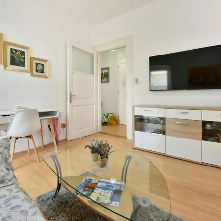 Ariana - & Comfy Apartment Porec